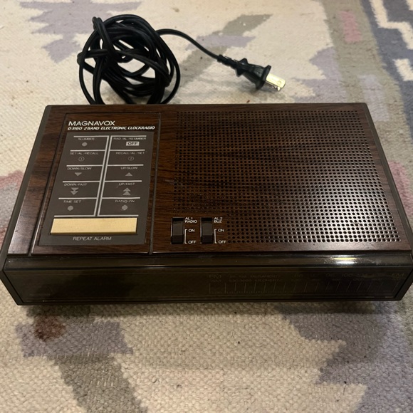 Vintage Magnavox AM/ FM Radio Alarm Clock - Picture 2 of 9